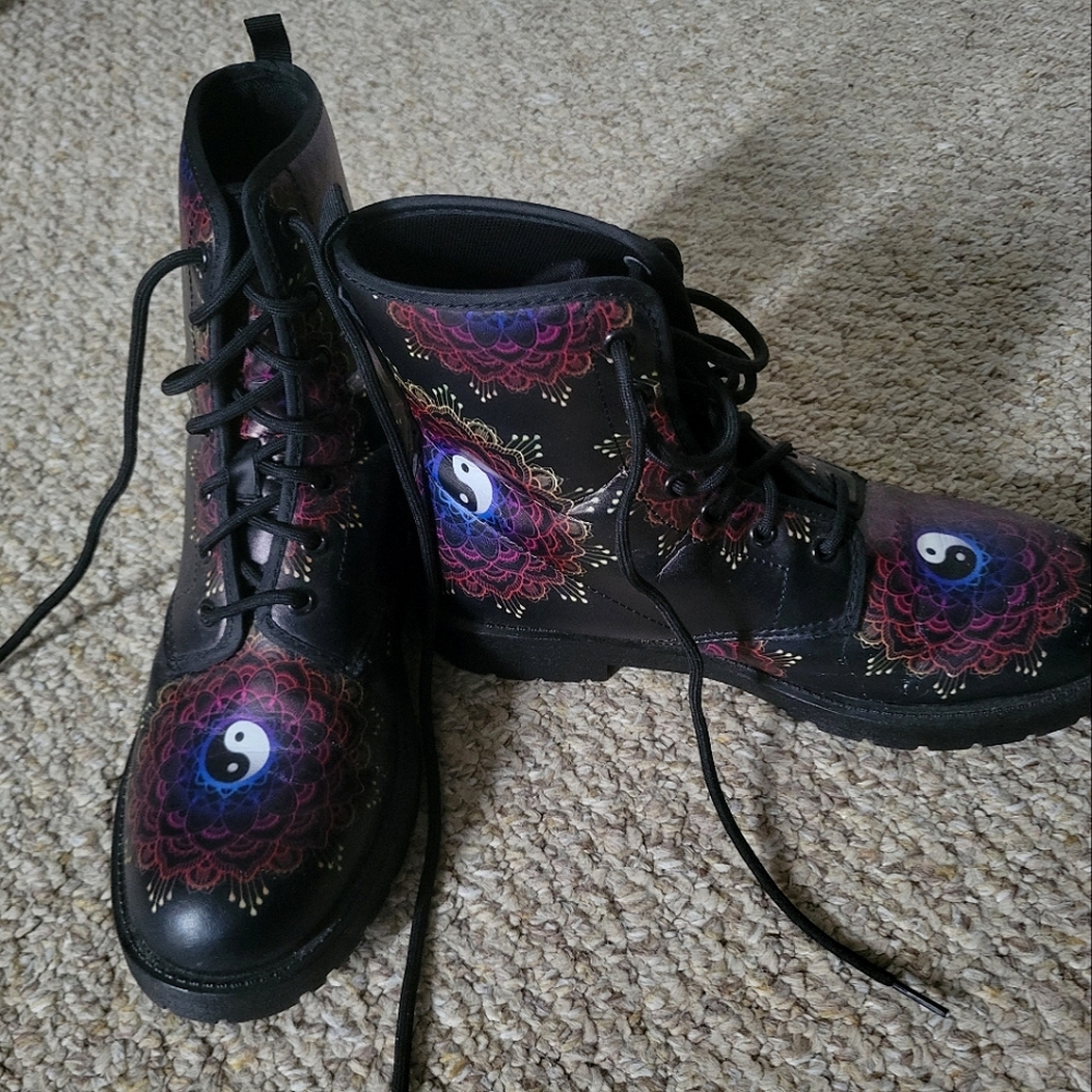 Yin and yang Mandela combat boots ☯️